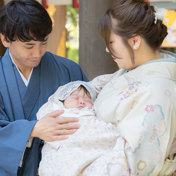 家族親族10人、神社での七五三記念写真
