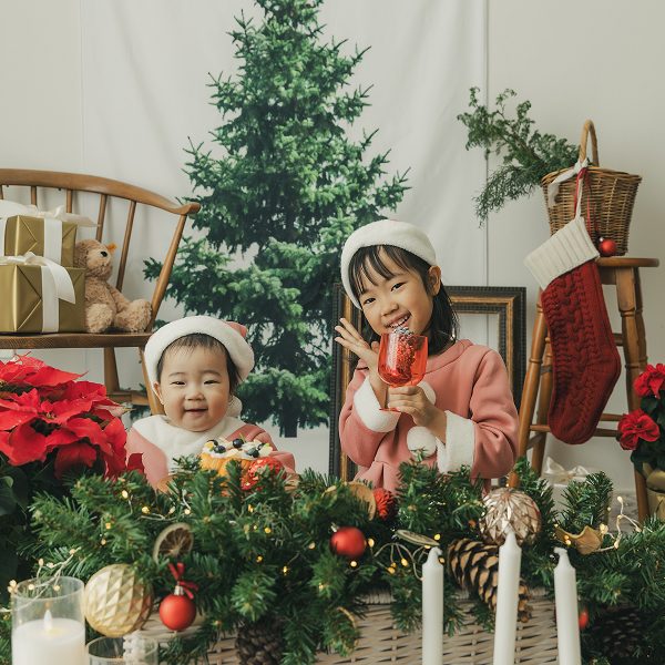 クリスマス撮影会での幼い姉弟の笑顔
